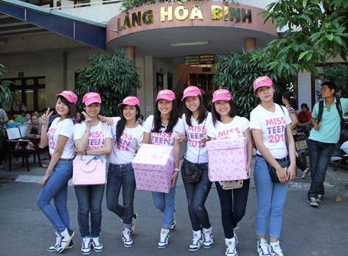 Hoàn thành thử thách, các cô gái mua quà mang đến làng Hòa Bình