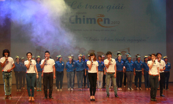 Không khí hào hứng đêm trao giải còn được góp thêm bởi những tiết mục văn nghệ 