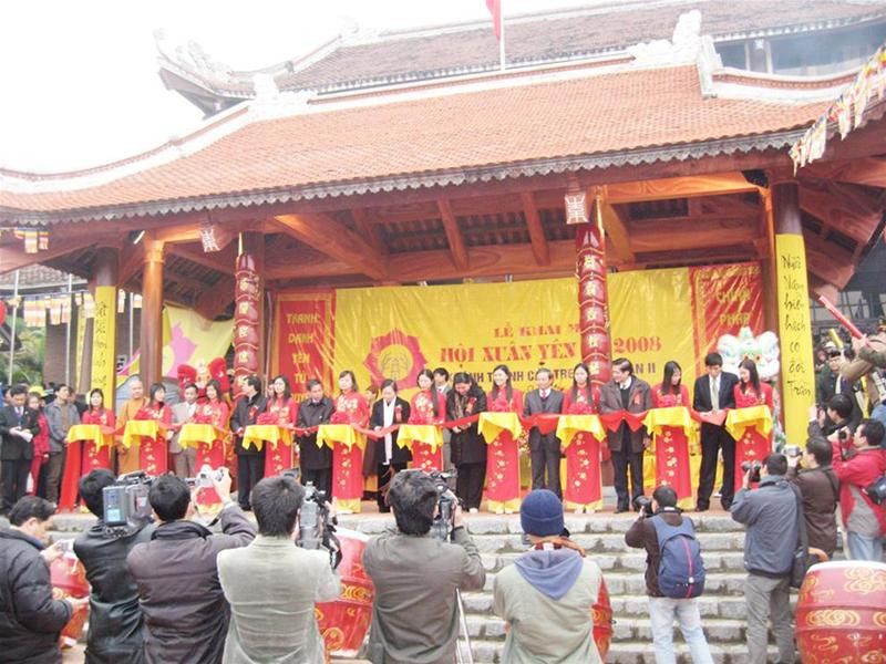 Phó Chủ tịch nước Nguyễn Thị Doan, Phó Chủ tịch Quốc hội Tòng Thị Phóng cùng đại diện các bộ, ngành cắt băng khánh thành tuyến cáp treo Yên Tử 2 sáng 16/2.