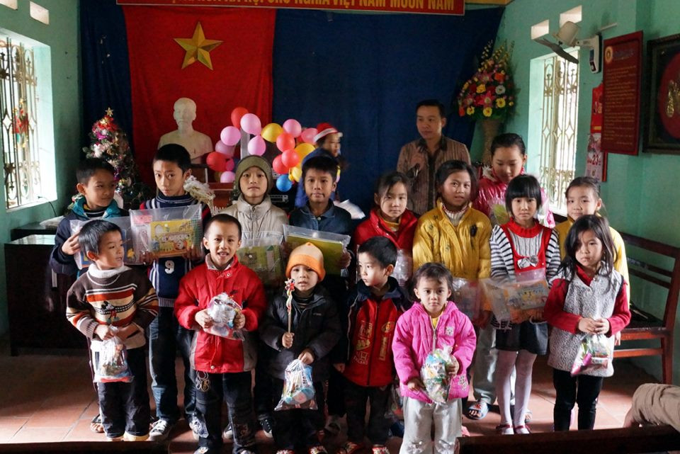 Những em nhỏ thích thú khi được nhận quà