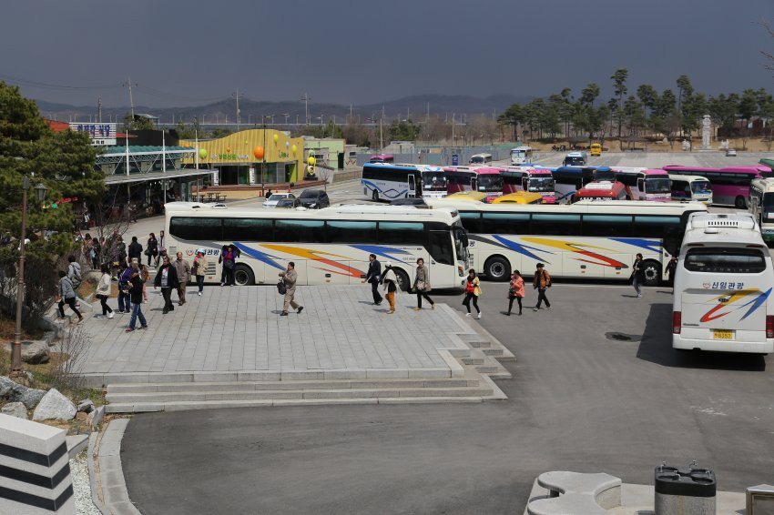 Những chuyến xe khách chở khách du lịch dừng chân tại vùng biên giới Triều Tiên