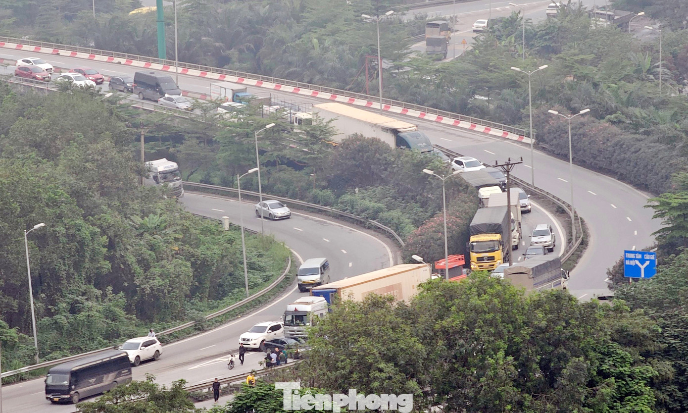 Tuy nhiên, do vụ tai nạn xảy ra vào giờ cao điểm khiến các phương tiện hướng vào trung tâm Hà Nội cũng như đi hướng cầu Thanh Trì bị ùn tắc kéo dài.