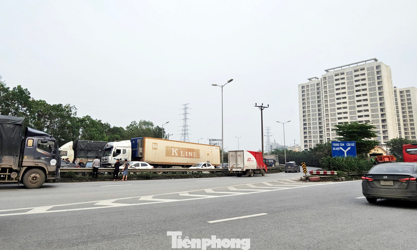 Đến hơn 18h vụ tai nạn mới được giải quyết khiến các phương tiện qua đây di chuyển khó khăn.