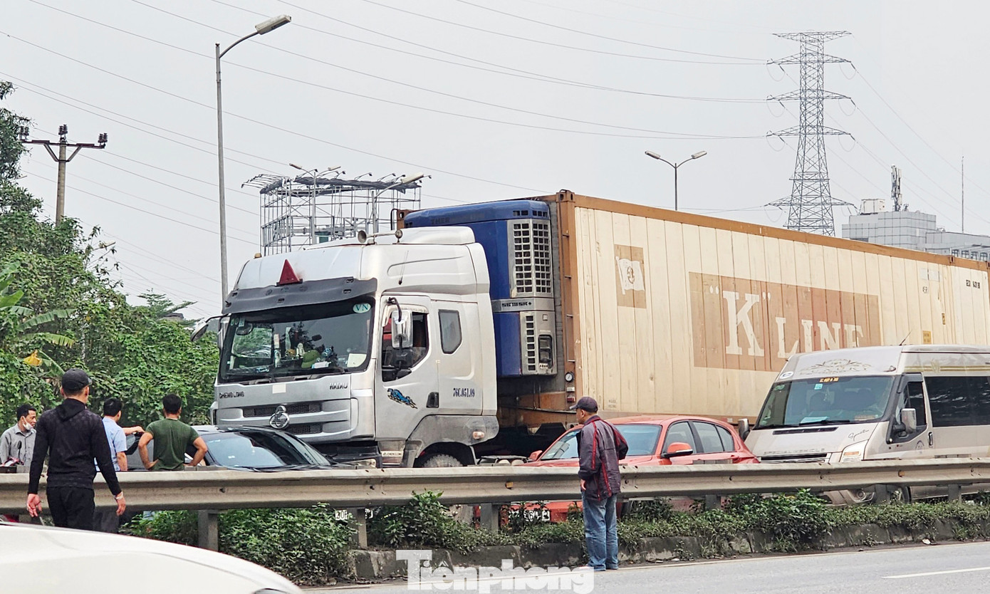 Thời điểm trên, khi đang lưu thông trên cao tốc Pháp Vân – Cầu Giẽ đoạn hướng vào trung tâm Hà Nội, xe tải BKS 76C-05109 và xe ô tô con màu đen BKS 30F-80998 bất ngờ xảy ra va chạm.