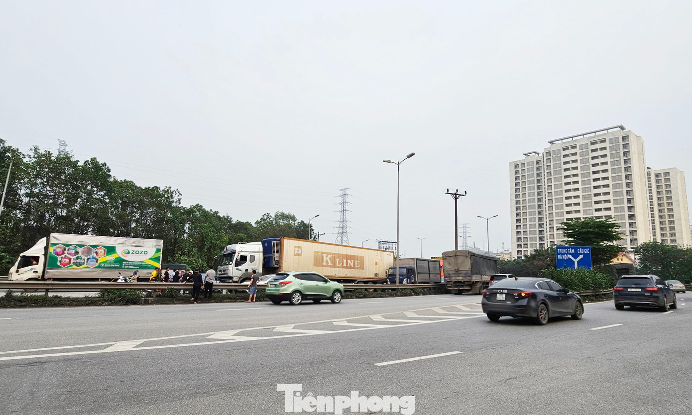 Theo ghi nhận của PV, ô tô con bị hư hỏng nặng phần đầu, gãy gương chiếu hậu.