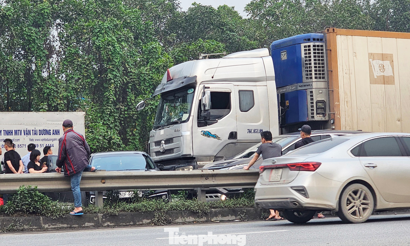 Sau cú va chạm mạnh, chiếc xe con quay ngang trên cao tốc và nằm trước đầu xe tải.