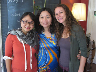 Suzi (ngoài cùng bên phải). Suzi (ngoài cùng bên phải)