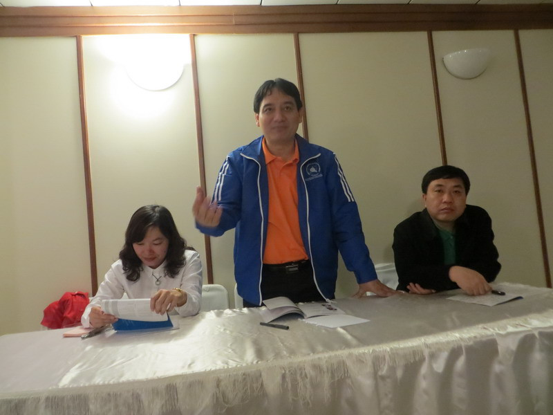 Anh Nguyễn Đắc Vinh quán triệt lại tinh thần tham dự Festival với tinh thần cao nhất cho toàn đoàn.