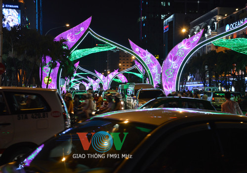 Dòng xe ô tô cũng bị kẹt lại trên đường Nguyễn Huệ. Dòng xe ô tô cũng bị kẹt lại trên đường Nguyễn Huệ