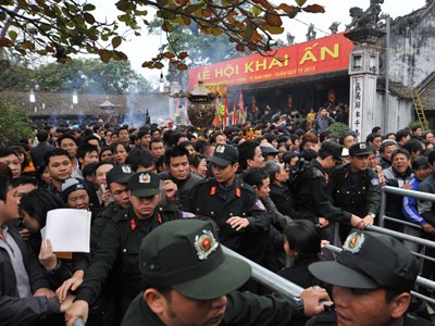Cảnh sát căng mình giữ trật tự khu vực phát ấn tại nhà Giải Vũ đền Thiên Trường