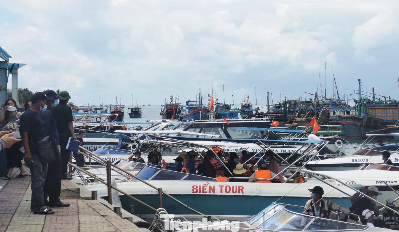 Du khách đi tham quan biển đảo Nha Trang sáng 3/5