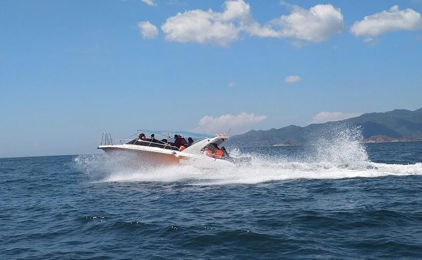 Ca nô đưa người dân từ đất liền ra đảo Bình Ba