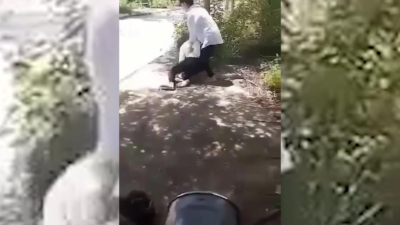 Em N. bị bạn cùng trường đánh rồi tung clip lên mạng xã hội. Ảnh chụp lại clip Em N. bị bạn cùng trường đánh rồi tung clip lên mạng xã hội. Ảnh chụp lại clip