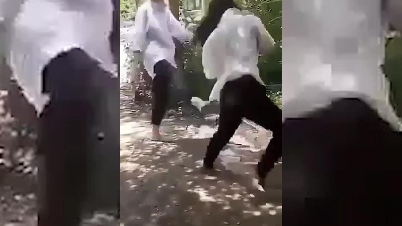 Một nhóm bạn đánh đập em N. và tung clip lên mạng xã hội. Ảnh cắt lại clip.