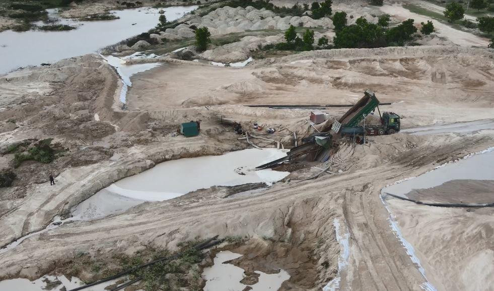 Máy móc của chủ đầu tư bơm rửa cát tại KCN Phước Nam