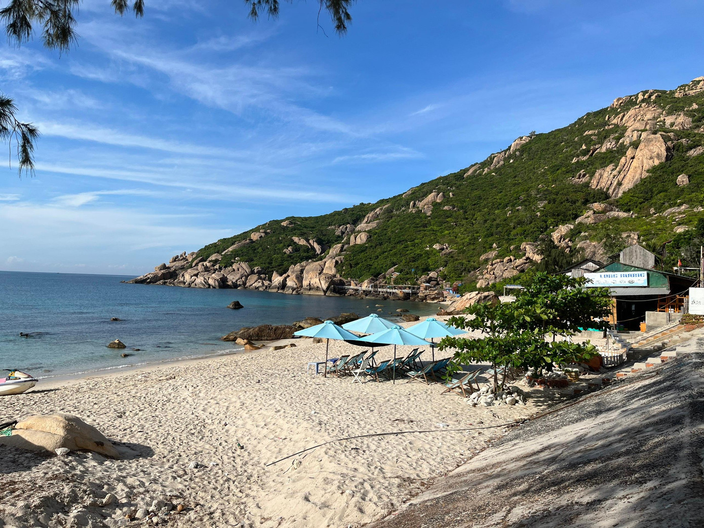 Các bãi biển đảo Bình Ba còn giữ được nhiều vẻ đẹp hoang sơ