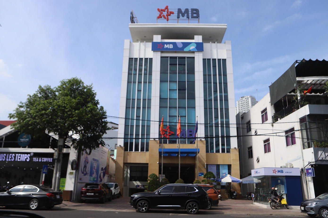 Trụ sở Ngân hàng Quân đội - MB tại đường Lê Thánh Tôn cũng được xây trên đất quốc phòng. Ảnh C.H