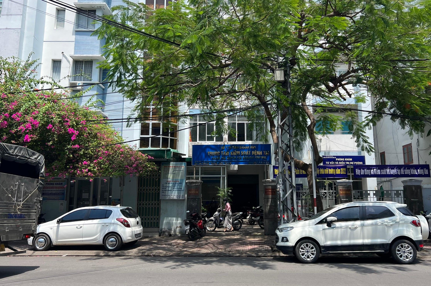 Công an điều tra việc mua sắm thiết bị y tế chống dịch COVID - 19 tại CDC Khánh Hoà. Ảnh LH Công an điều tra việc mua sắm thiết bị y tế chống dịch COVID - 19 tại CDC Khánh Hoà. Ảnh LH