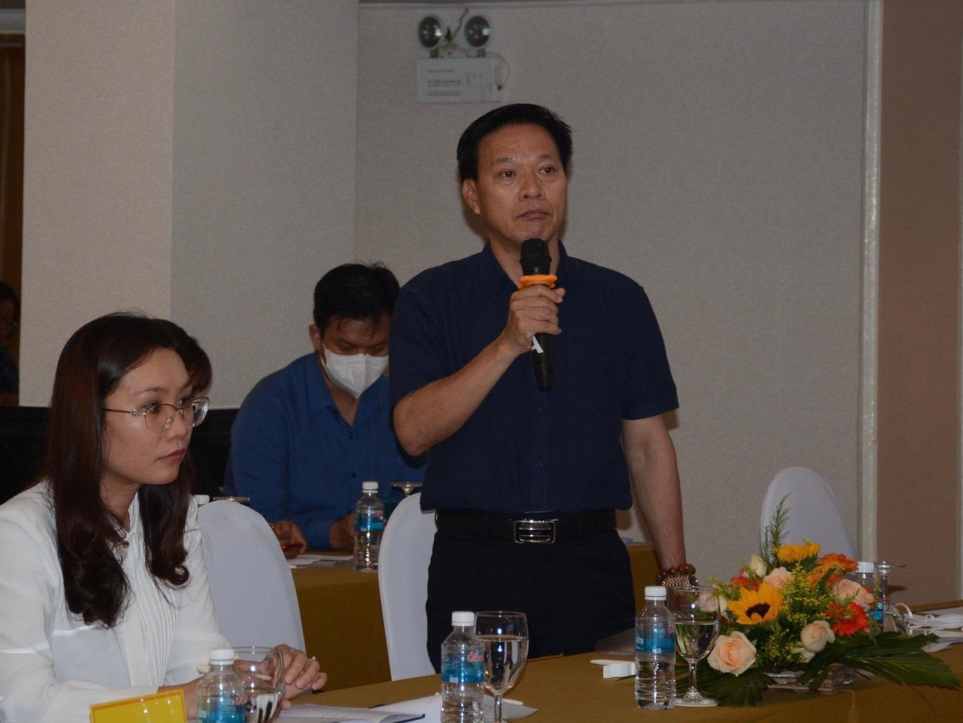 Ông Phan Thanh Liêm (người đứng) cho rằng quán cô Sương không "chặt chém" du khách Ông Phan Thanh Liêm (người đứng) cho rằng quán cô Sương không "chặt chém" du khách