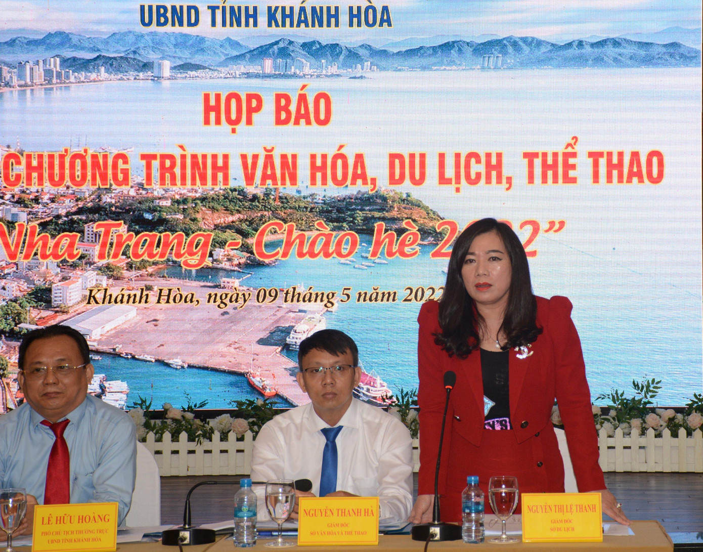 Bà Nguyễn Thị Lệ Thanh (người đứng) cho rằng vụ việc bữa ăn hải sản 42,5 triệu đồng đã ảnh hưởng đến hình ảnh du lịch Nha Trang - Khánh Hoà Bà Nguyễn Thị Lệ Thanh (người đứng) cho rằng vụ việc bữa ăn hải sản 42,5 triệu đồng đã ảnh hưởng đến hình ảnh du lịch Nha Trang - Khánh Hoà