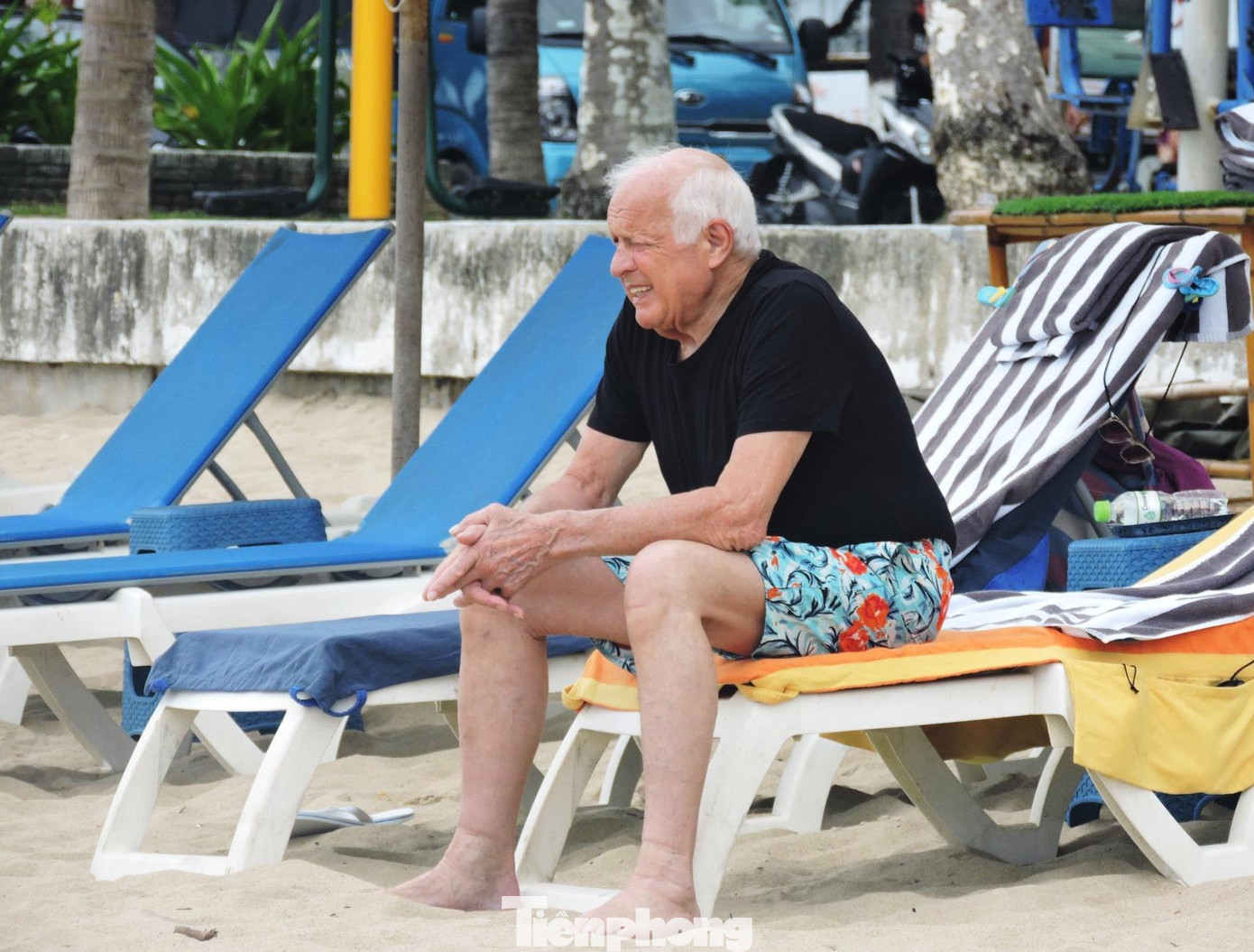 Du khách nước ngoài vui chơi tại bãi biển Nha Trang