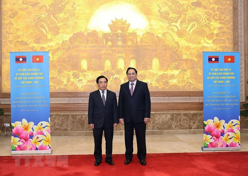 Thủ tướng Phạm Minh Chính và Thủ tướng Lào Phankham Viphavanh chụp ảnh chung. (Ảnh: Dương Giang/TTXVN)