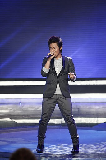 Đức Anh thể hiện ca khúc chia tay trên sân khấu Vietnam Idol. Đức Anh thể hiện ca khúc chia tay trên sân khấu Vietnam Idol