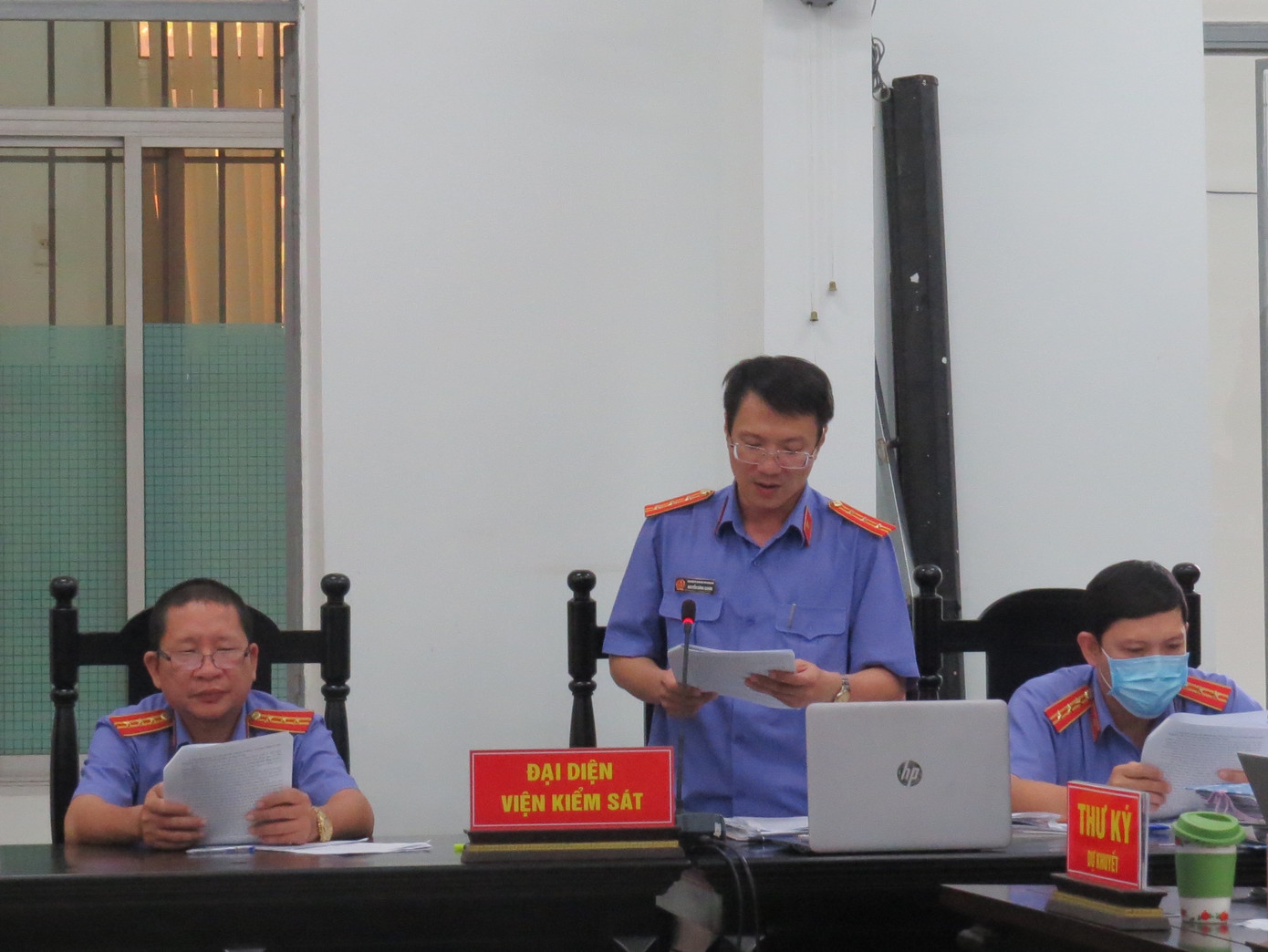 Đại diện Viện KSND tỉnh Khánh Hoà đọc cáo trạng truy tố 13 bị cáo. Ảnh L.H