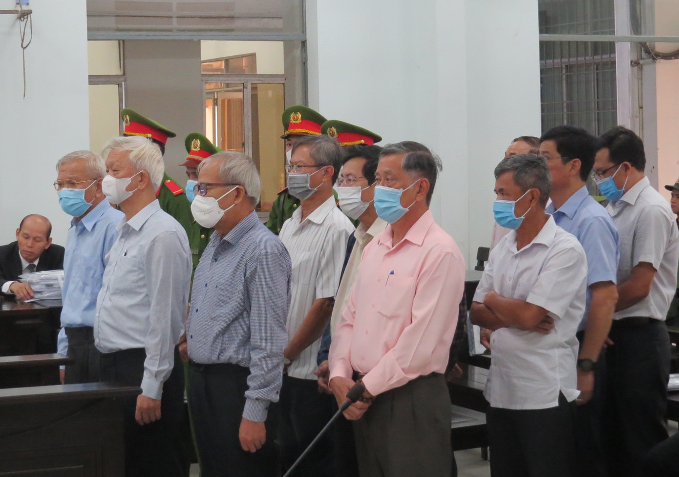 Các bị cáo tại phiên toà sáng 23/12. Ảnh L.H