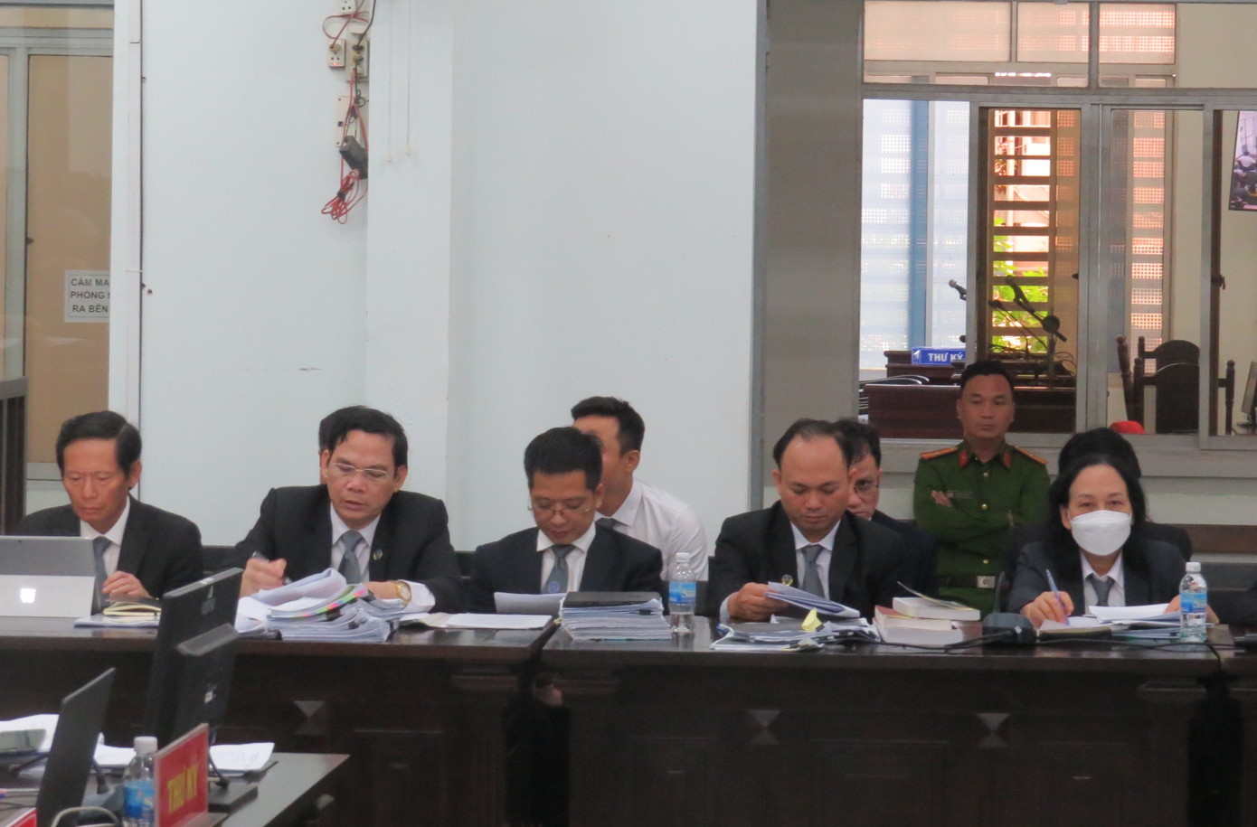 Các luật sư tham gia bào chữa tại phiên toà. Ảnh L.H