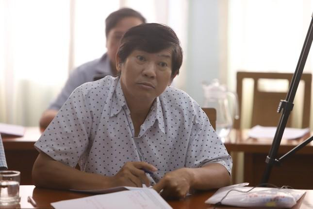 Ông Hồ Hoàng Hùng tại buổi họp báo về cái chết của con ông. Ảnh L.H