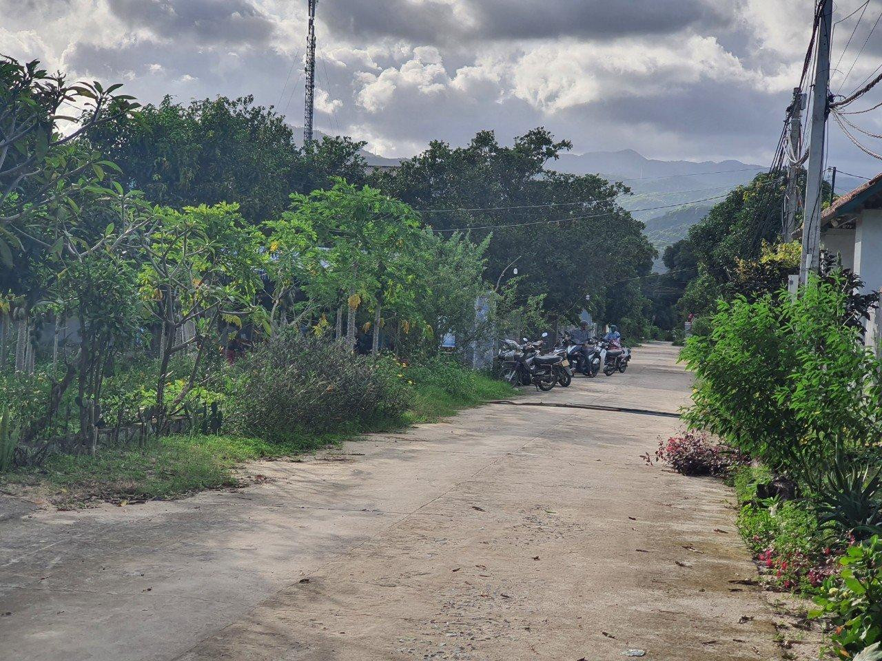 Người dân tập trung theo dõi sự việc 2 cha con tử vong dưới giếng. Ảnh L.H Người dân tập trung theo dõi sự việc 2 cha con tử vong dưới giếng. Ảnh L.H