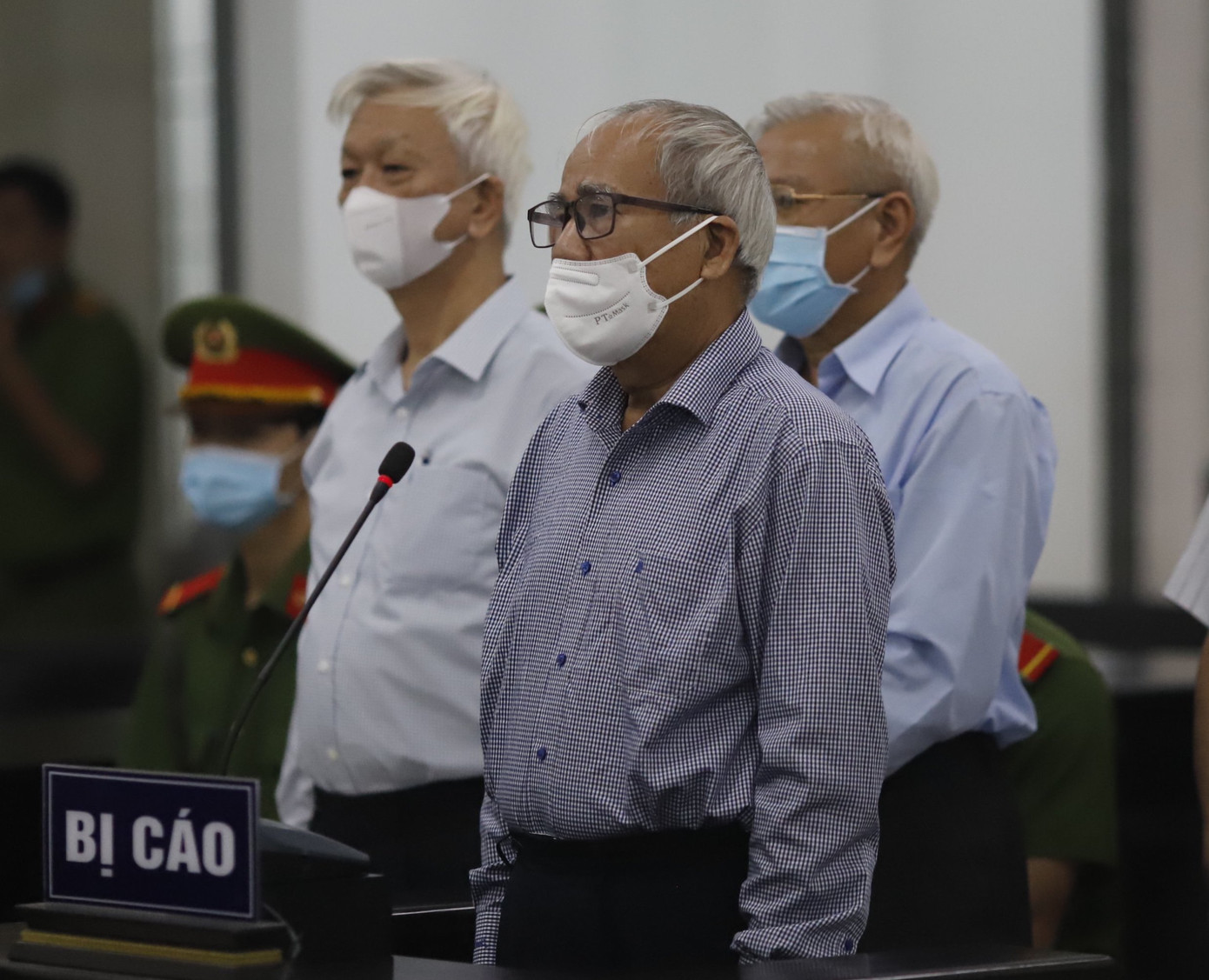 Cựu Phó chủ tịch UBND tỉnh Khánh Hoà Đào Công Thiên trả lời HĐXX. Ảnh L.H