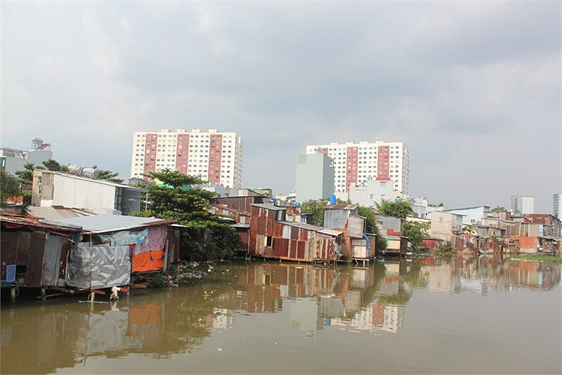 Phía sau khu 'ổ chuột' này là những khu cao ốc cao tầng, khang trang và hiện đại