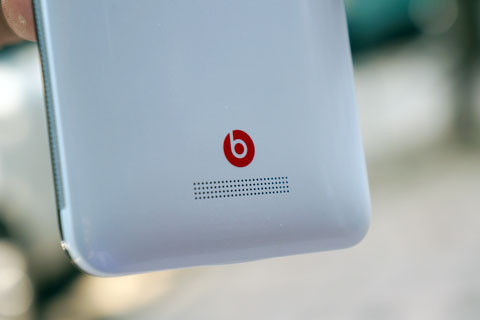 Phía dưới là loa và logo Beat