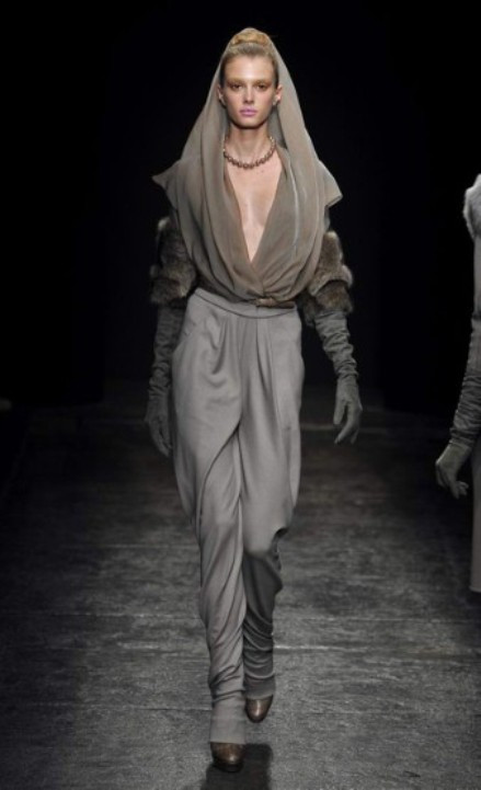 Donna Karan đem tới Thu Đông 2011 với áo xẻ sâu trong chất liệu lụa bóng. 