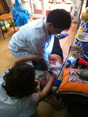 Bác sĩ Nguyễn Đức Hoàng cấp cứu bệnh nhân. ảnh: Th