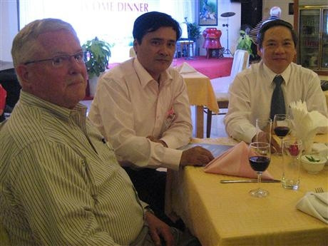 GS Thayer (bên trái) tại Quảng Ngãi 