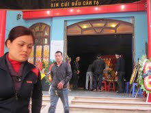 Rất đông người đến chia buồn cùng gia đình ông Bình, mong sớm tìm ra thủ phạm