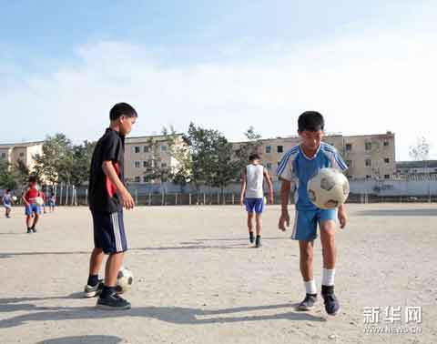 Các nam sinh của trường trung học Long Thành, Bình Nhưỡng đang chơi bóng đá trong sân thể dục. Ảnh chụp ngày 5-10.