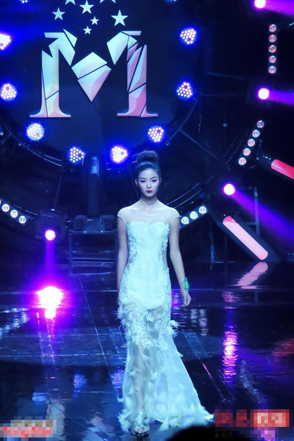Phần thi catwalk trong trang phục dạ hội