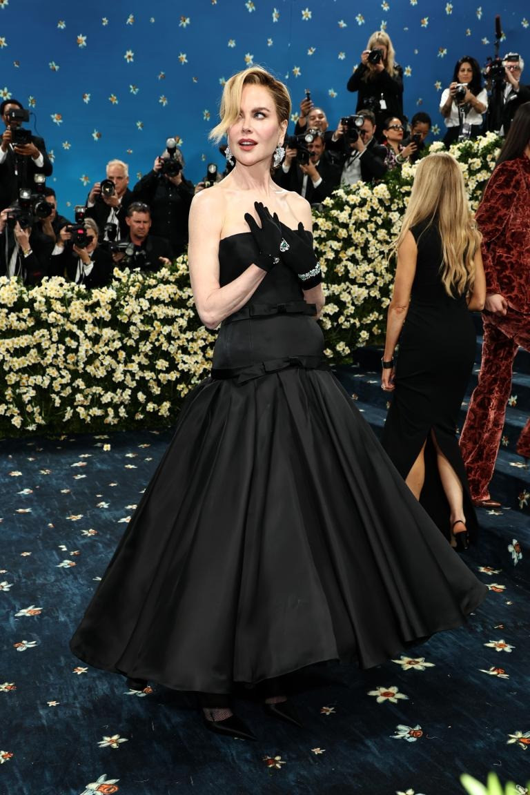 Nicole Kidman hóa mỹ nhân Hollywood cổ điển trong bộ váy của Balenciaga Couture. Khó có thể tin nữ diễn viên đã 58 tuổi. Ảnh: Getty Images.