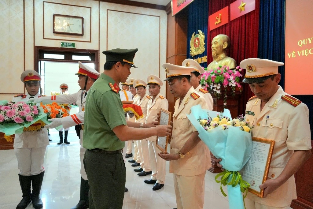 Giám đốc Công an tỉnh Vĩnh Phúc Thân Văn Hải trao quyết định và tặng hoa cho các cán bộ nghỉ hưu sớm. Ảnh: Báo Vĩnh Phúc.