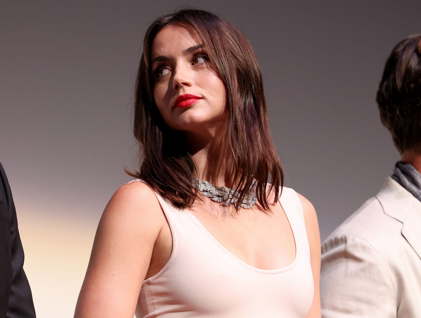 Với vai nữ y tá Marta Cabrera trong bộ phim hình sự điều tra Knives Out (2019), Ana nhận đề cử Quả cầu vàng ở hạng mục Nữ diễn viên chính xuất sắc thể loại phim hài/ca vũ nhạc. Ảnh: Getty Images.