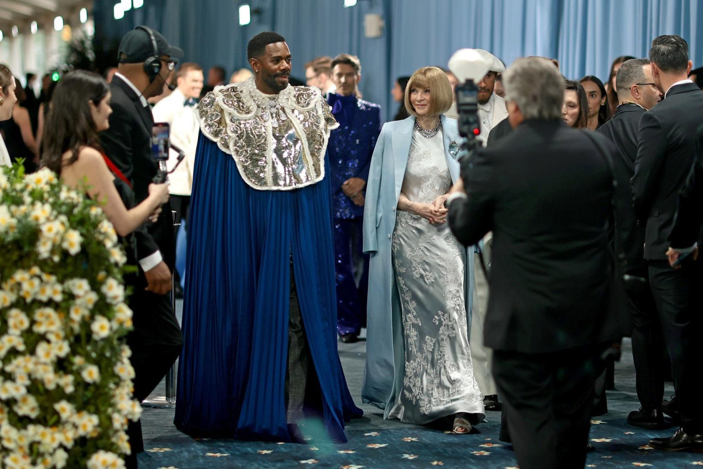 Colman Domingo chiếm hết sự chú ý khi mặc áo choàng Valentino màu xanh sáng, dường như để tưởng nhớ nhà báo thời trang quá cố André Leon Talley. Năm 2025, chủ đề của Met Gala là Superfine: Tailoring Black Style, tôn vinh phong cách thời trang may đo của người da đen. Theo ban tổ chức, sự kiện năm nay hướng đến khám phá tầm quan trọng của trang phục và phong cách đối với việc hình thành bản sắc của người da đen trong cộng đồng người di cư Đại Tây Dương. Quy định về trang phục là Tailored for You (thời trang thiết kế, may đo riêng). Tạp chí Vogue chỉ ra yêu cầu này mang ý nghĩa tôn vinh vẻ ngoài phản ánh phong cách cá nhân của một người. Ảnh: Getty Images.