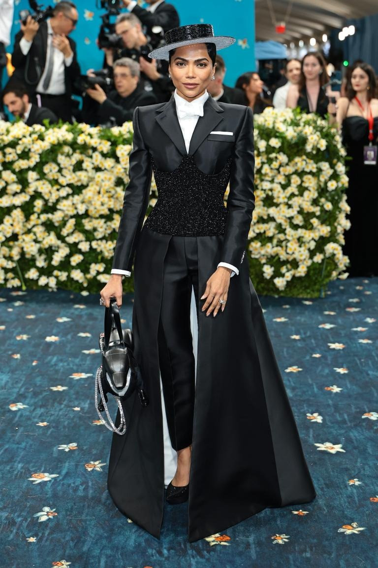 Cũng chọn phong cách tương tự Zendaya, Zoe Saldaña, Mona Patel (mặc Thom Browne, từ trái sang phải) và Jordan Roth (mặc LaQuan Smith) gây ấn tượng hơn. Ảnh: Getty Images.