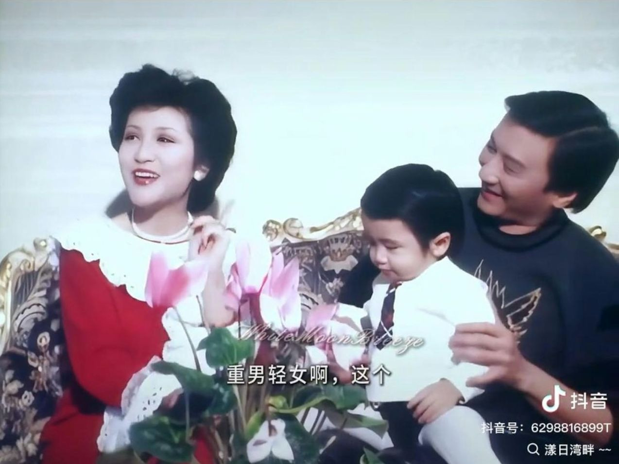 Tạ Đình Phong lên TV với cha mẹ khi mới một tuổi rưỡi.