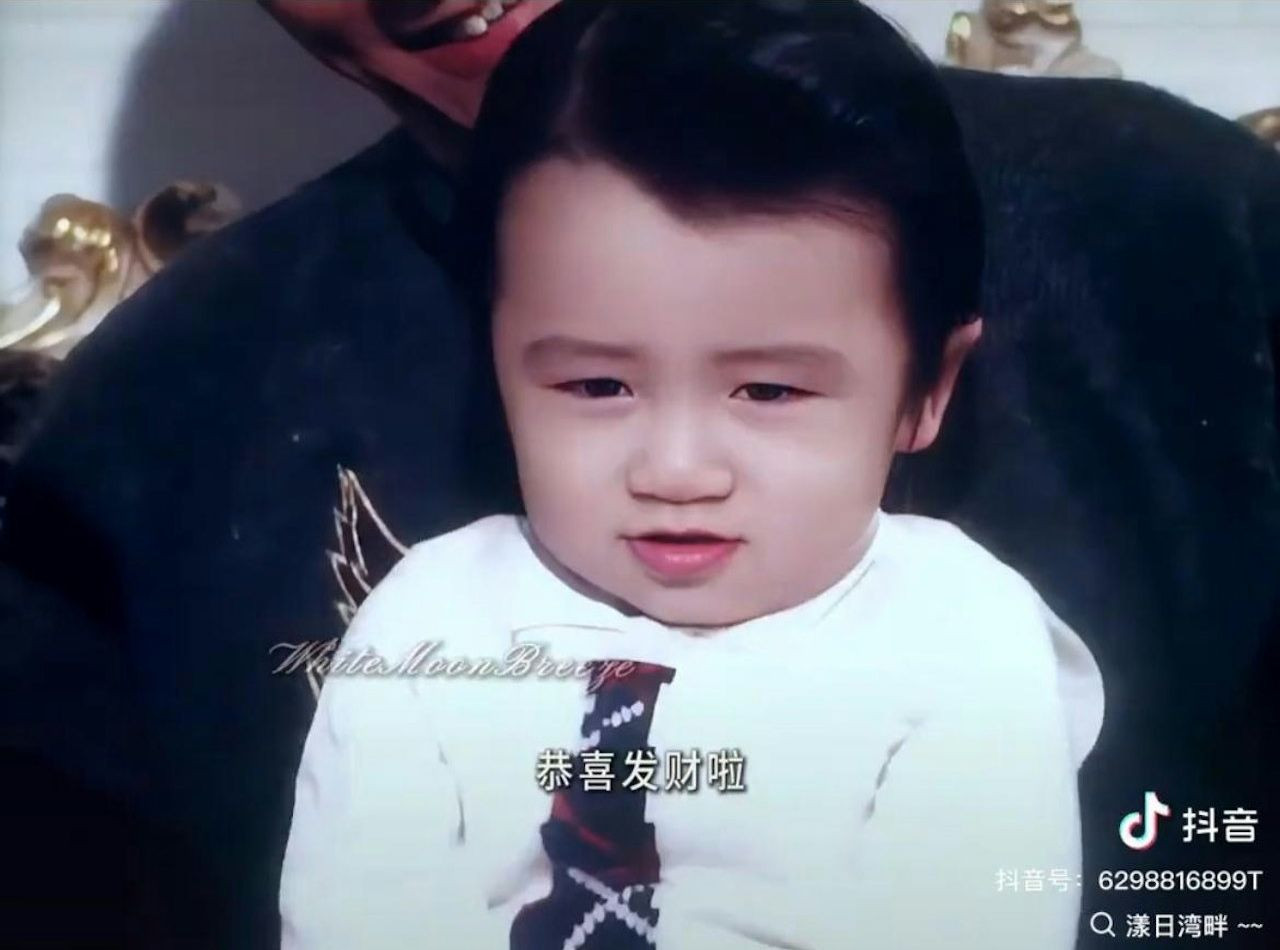 Tạ Đình Phong lên TV với cha mẹ khi mới một tuổi rưỡi.