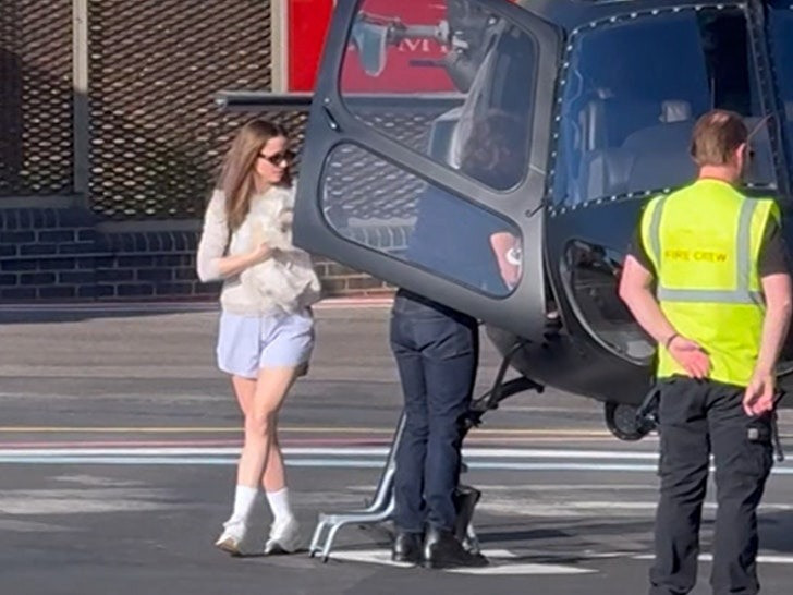 Tom Cruise và Ana de Armas được phát hiện đi trực thăng cùng nhau ngày 30/4 vào đúng dịp sinh nhật lần thứ 37 của nữ diễn viên Knives Out. Hình ảnh do TMZ thu thập được cho thấy người đẹp Cuba bước ra khỏi chiếc trực thăng mà tài tử sinh năm 1962 ngồi ở ghế phụ lái. Theo nguồn tin độc quyền của Page Six, hai ngôi sao dùng bữa tối tại nhà hàng Mexico sang trọng nằm ở khu Marylebone của London (Anh) vào tối cùng ngày. Ảnh: TMZ.