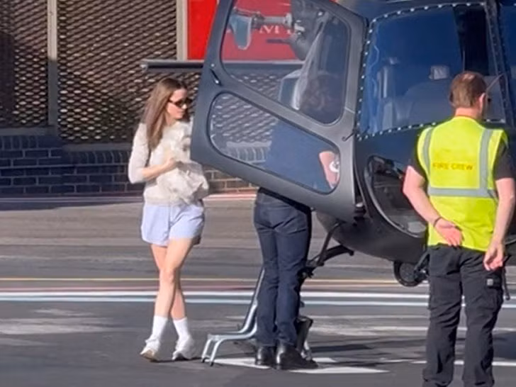 Tom Cruise và Ana de Armas được phát hiện đi trực thăng cùng nhau ngày 30/4 vào đúng dịp sinh nhật lần thứ 37 của nữ diễn viên Knives Out. Hình ảnh do TMZ thu thập được cho thấy người đẹp Cuba bước ra khỏi chiếc trực thăng mà tài tử sinh năm 1962 ngồi ở ghế phụ lái. Theo nguồn tin độc quyền của Page Six, hai ngôi sao dùng bữa tối tại nhà hàng Mexico sang trọng nằm ở khu Marylebone của London (Anh) vào tối cùng ngày. Ảnh: TMZ.